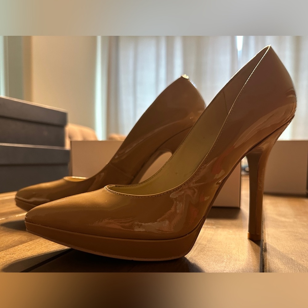 Nine West nude patent leather heel, like new, in size 8.5.